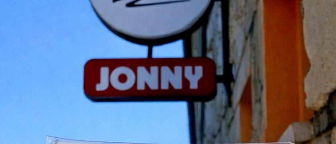 Znak iznad ulaza u kafić i nekoliko različitih imena