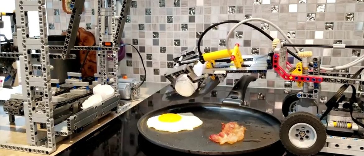 Stroj napravljen od lego-kockica peče jaja sa špekom (Screenshot YouTube)