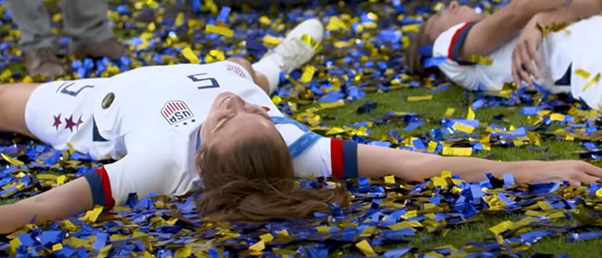 Američke nogometašice leže u konfetima