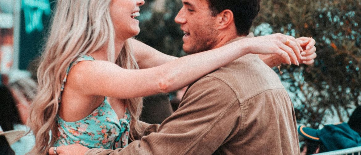 Mlađa cura i stariji dečko