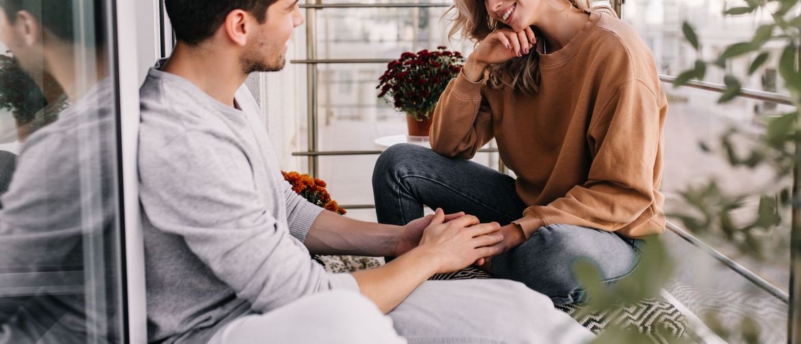 Cura zamišljeno gleda u dečka