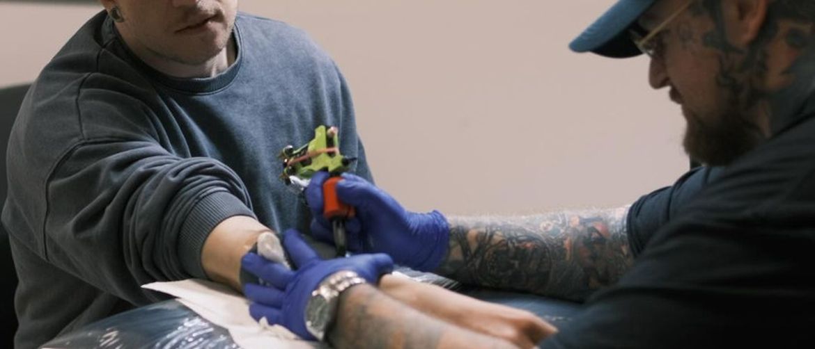 Baby Lasagna se tetovira