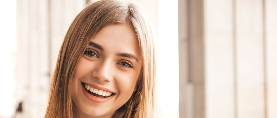 Nasmijana djevojka bez šminke