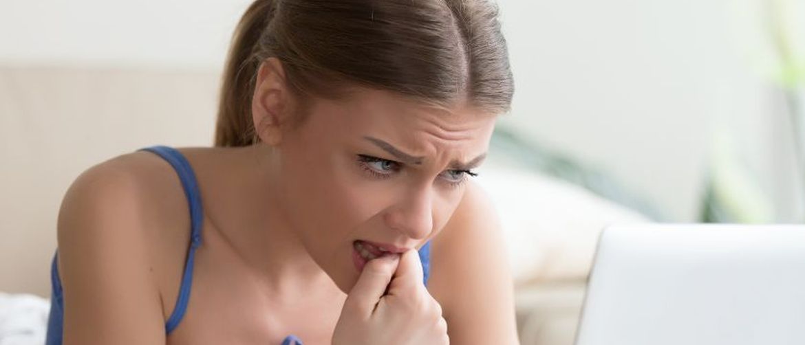 Djevojka grize nokte