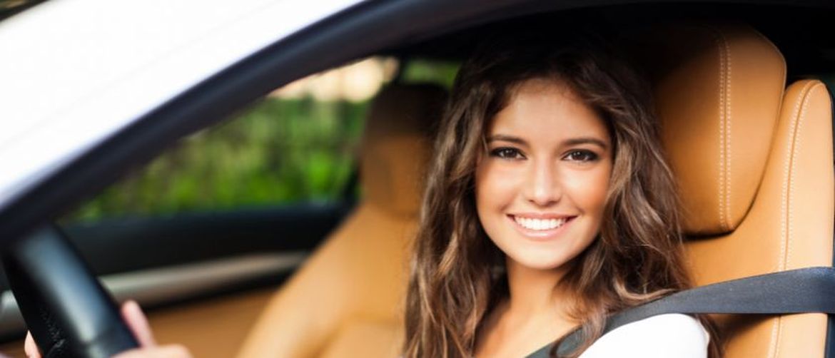 Djevojka vozi auto