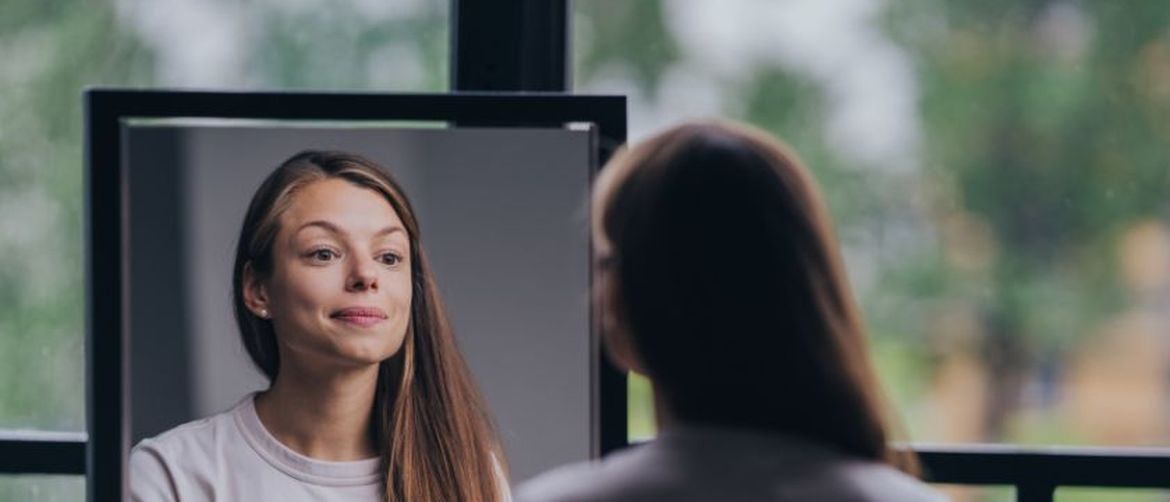 Djevojka pred ogledalom