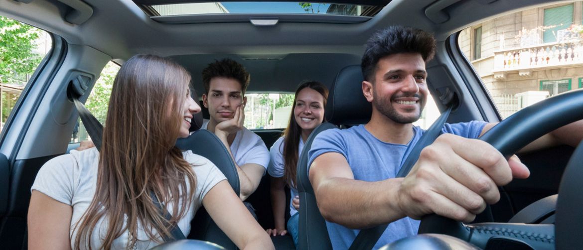 Prijatelji u autu