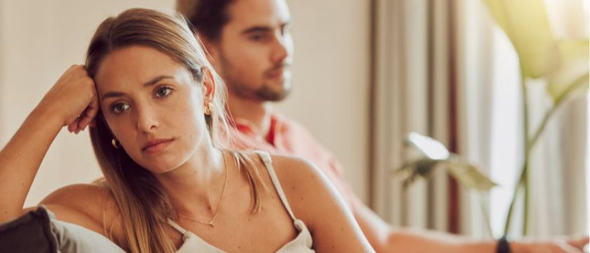 Tužna djevojka pored dečka