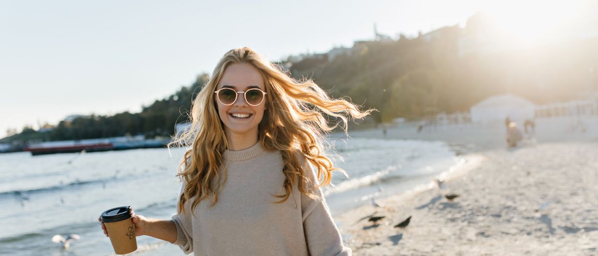 Sretna djevojka na plaži