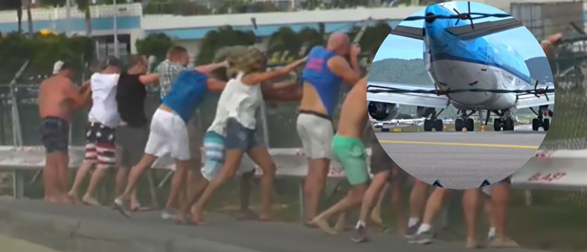 Mlažnjak pri polijetanju i turisti koji se drže za ogradu
