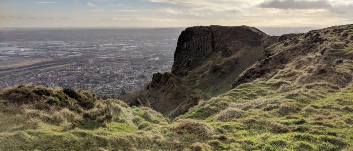 Fotografija Belfasta s planine Cavehill i neobičnom scenim