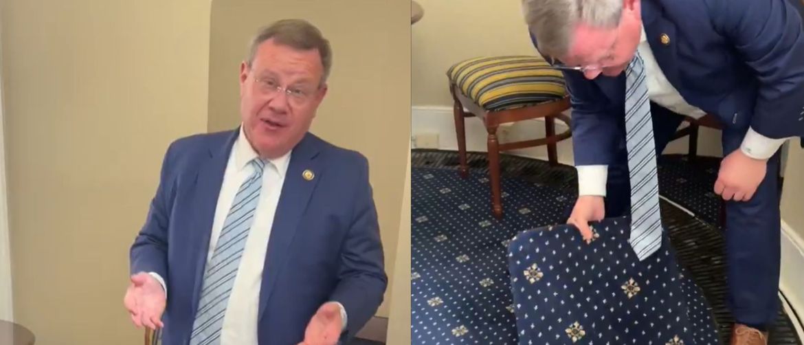 Američki političar Tim Moore kako pokazuje skriveni tunel