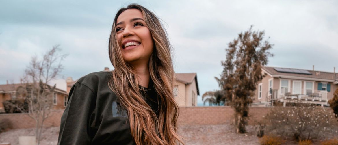 Djevojka s dugom kosom