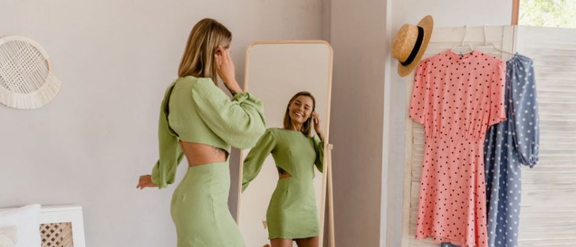 Sretna djevojka pred ogledalom