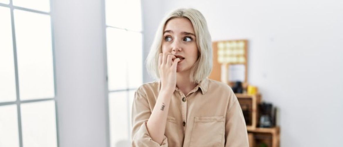 Nesigurna djevojka gricka nokte