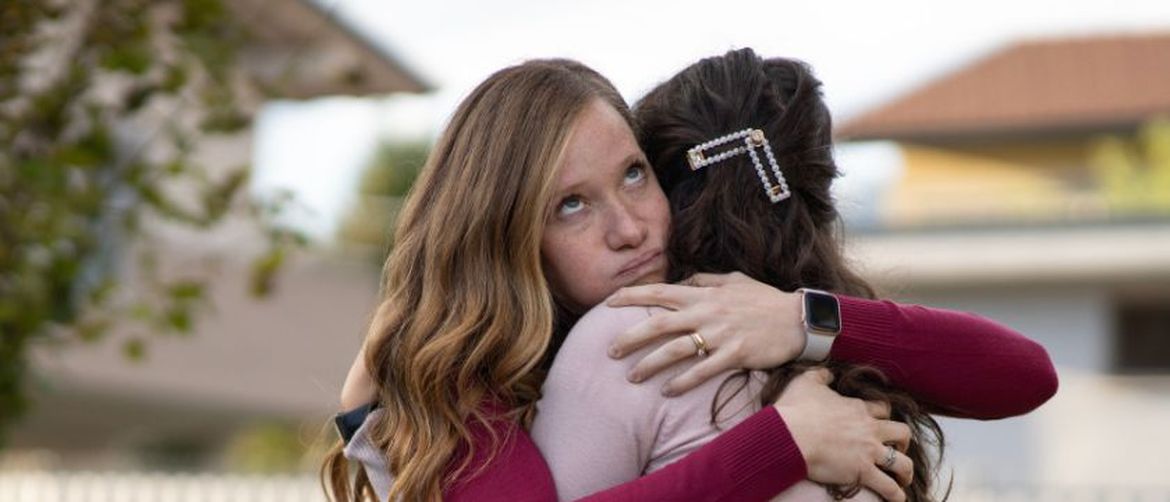 Djevojka okreće očima