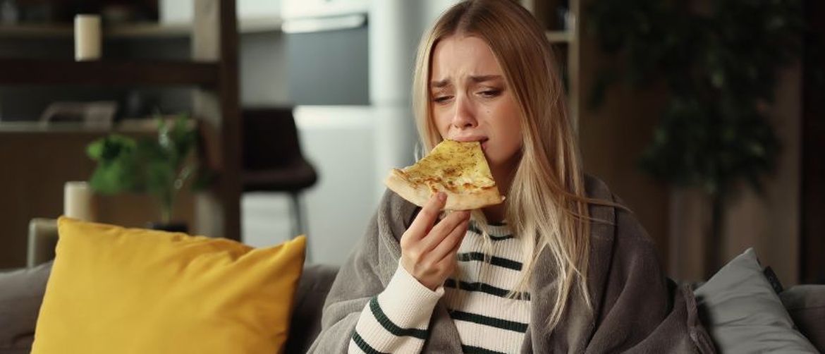 Tužna djevojka jede pizzu