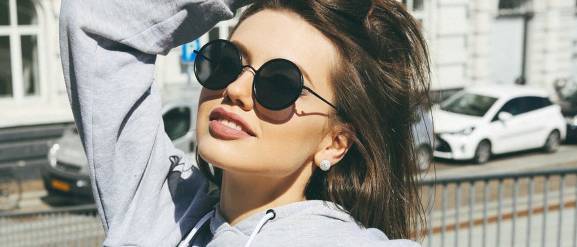 Djevojka sa sunčanim naočalama