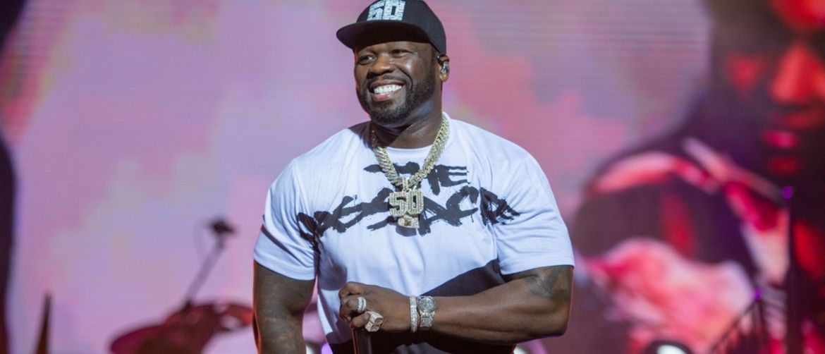 Reper 50 Cent kako se smije na pozornici pri nastupu