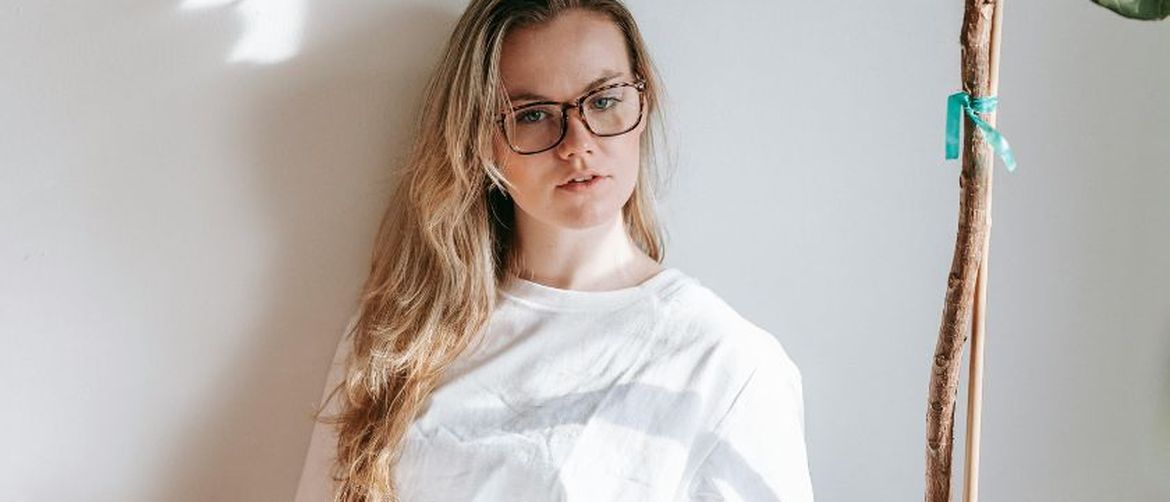 Djevojka s naočalama čita knjigu