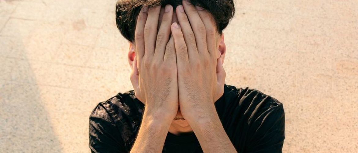 Dečko prekriva lice