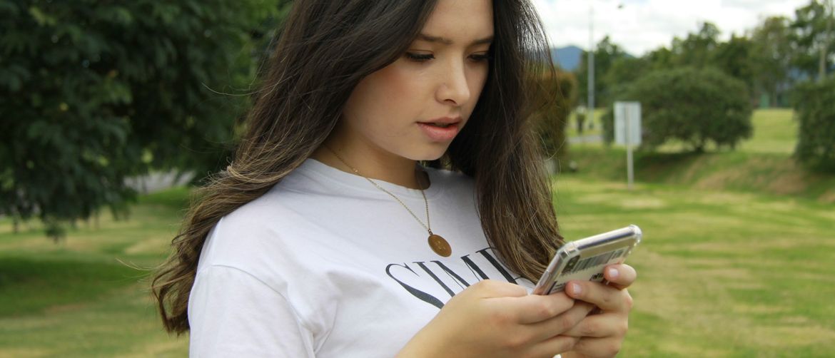 Tinejdžerica na mobitelu