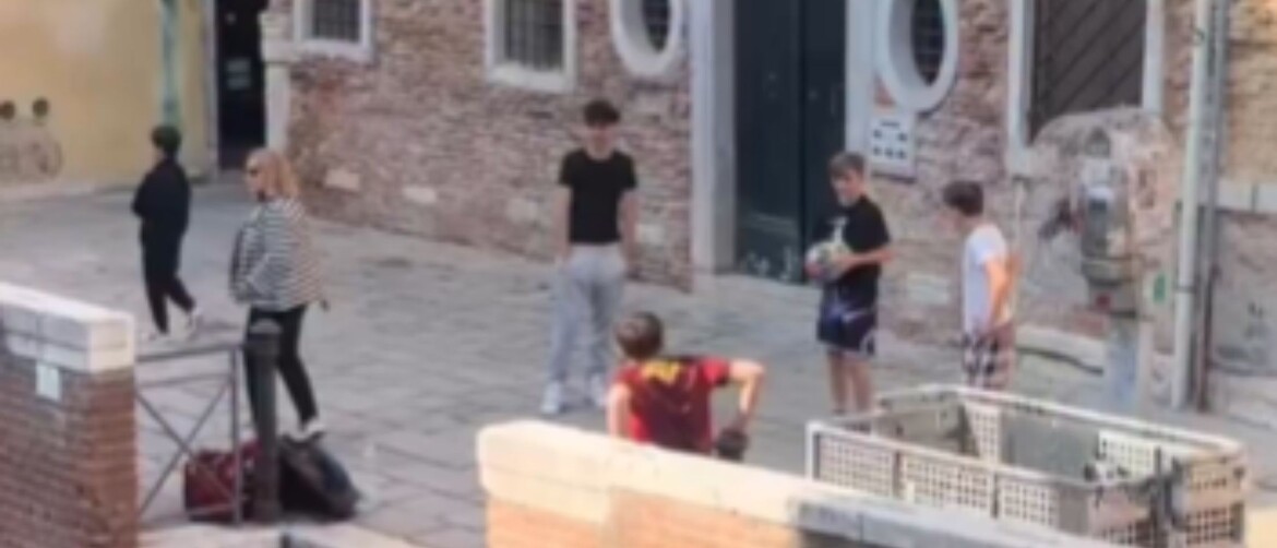 Igranje nogometa u Veneciji pored kanala