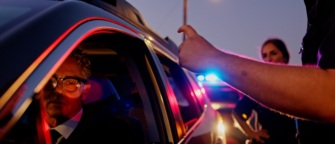 Prometna policija kako zaustavlja automobile