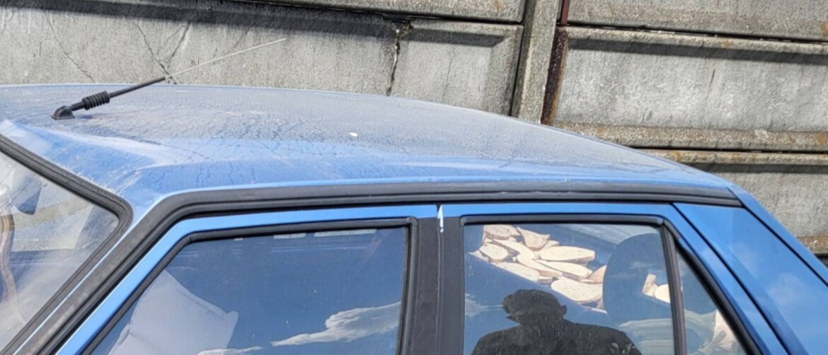 Automobil prekriven komadima kruha