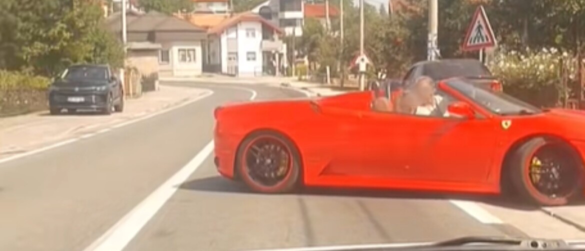 Ferrari koji izlazi s parkinga