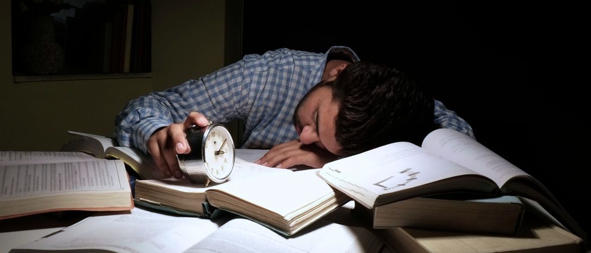 Spavanje nad knjigom