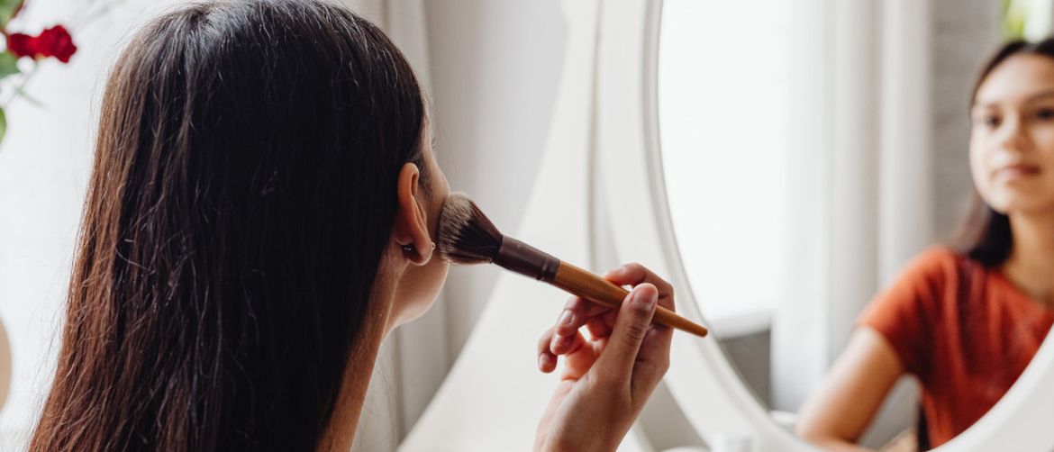 djevojka koja se šminka