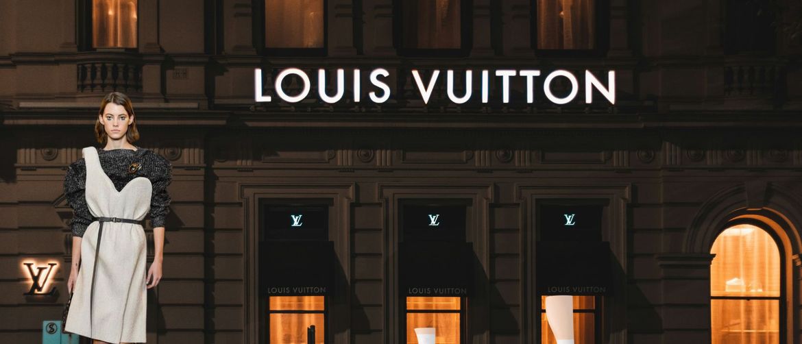 Trgovina brenda Louis Vuitton i žena koja izlazi noseći neobične čizme koje stoje i u izlogu