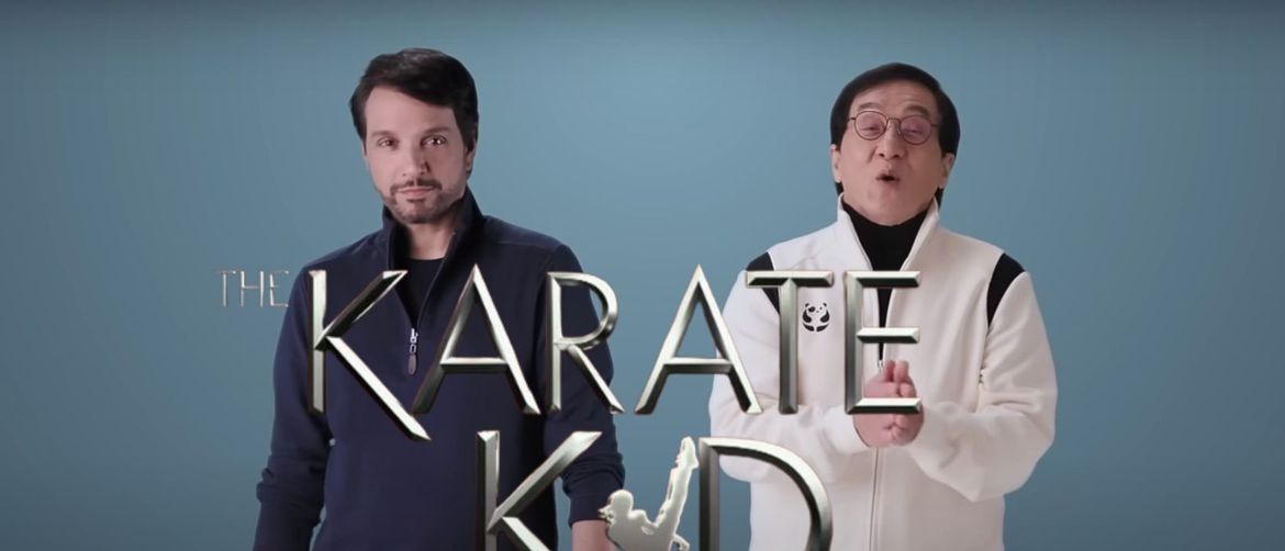 Glumci Jackie Chan i Ralph Macchio stoje dok predstavljaju novi film Karate Kid