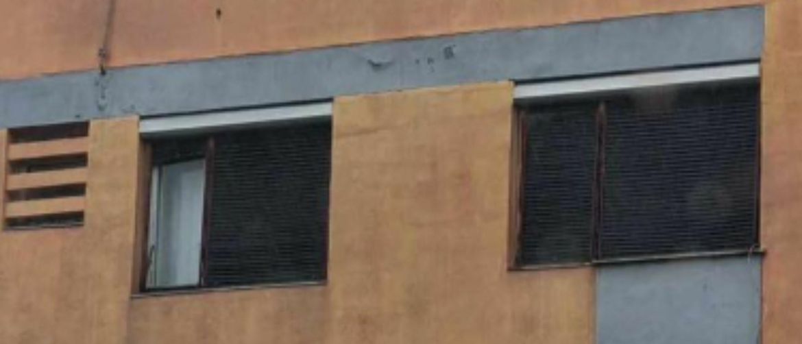 Neobični izum ispred prozora zgrade