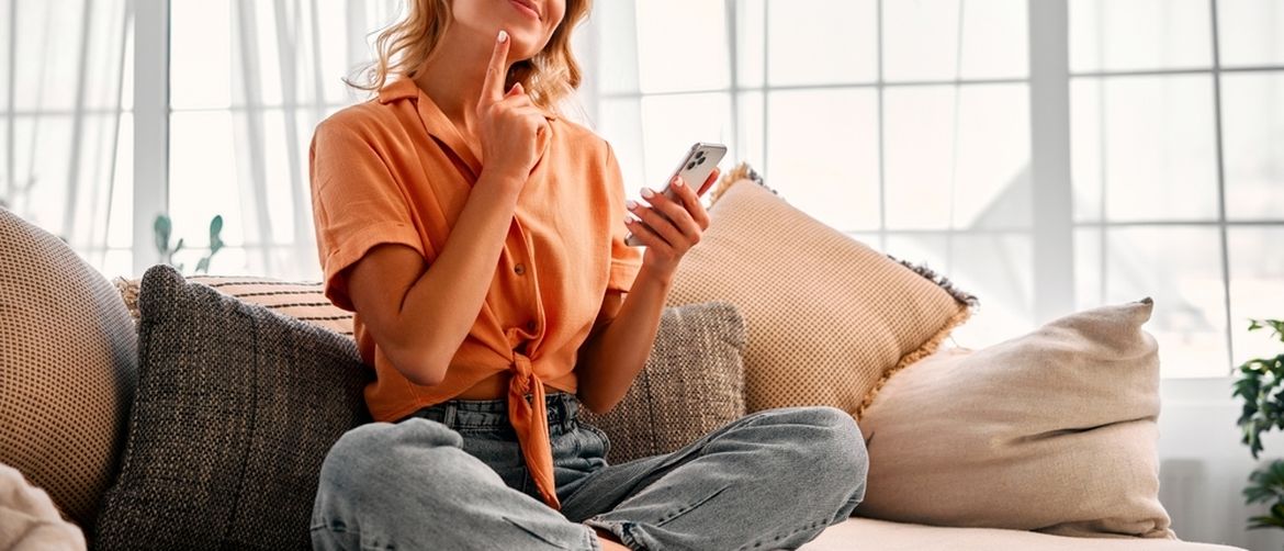 Djevojka slaže listu