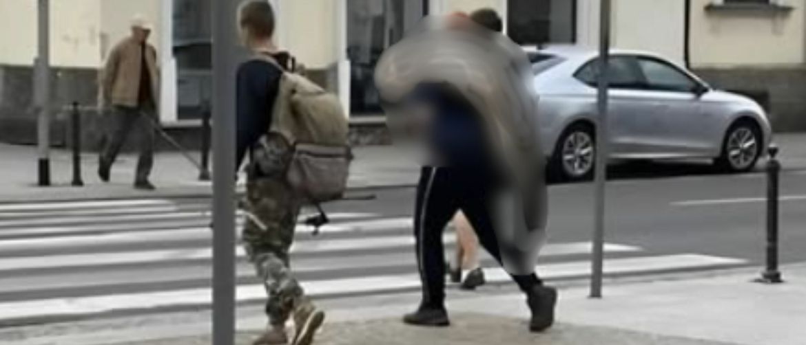 Muškarac u šetnji s ogromnom ribom na ramenu