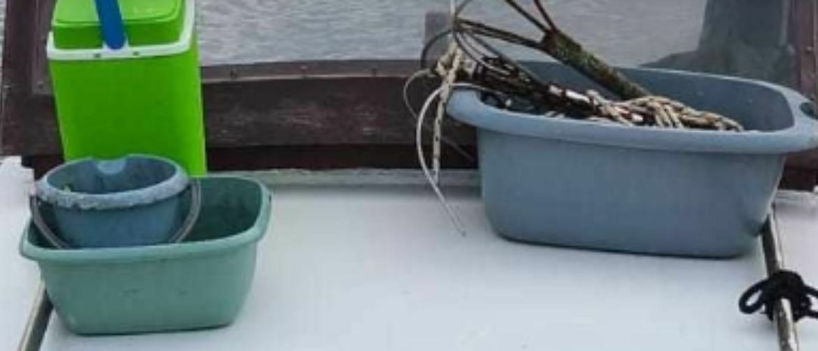 Urnebesna prijetnja napisana na komadu kartona na brodu