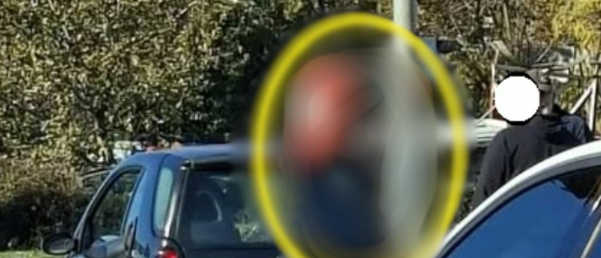 Smart na semaforu u bizarnoj sceni