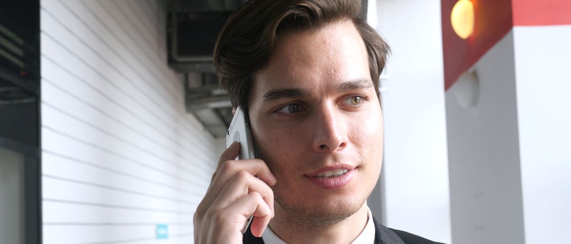 Poslovni čovjek priča na mobitel