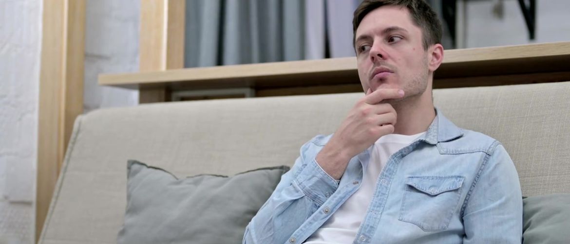 Razmišljanje i sjedenje na kauču