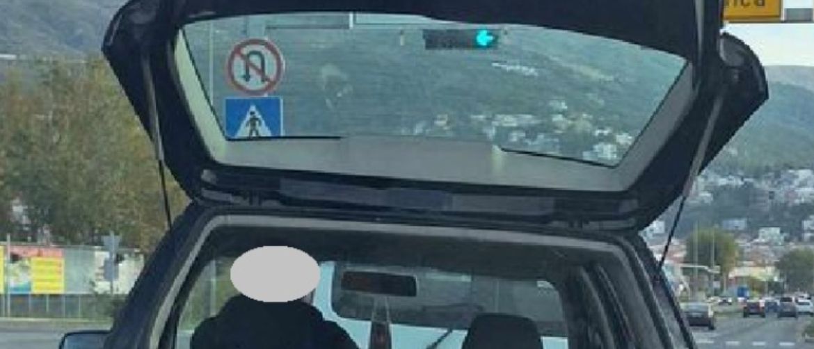 Vozač koji rukom pridržava teret koji prevozi