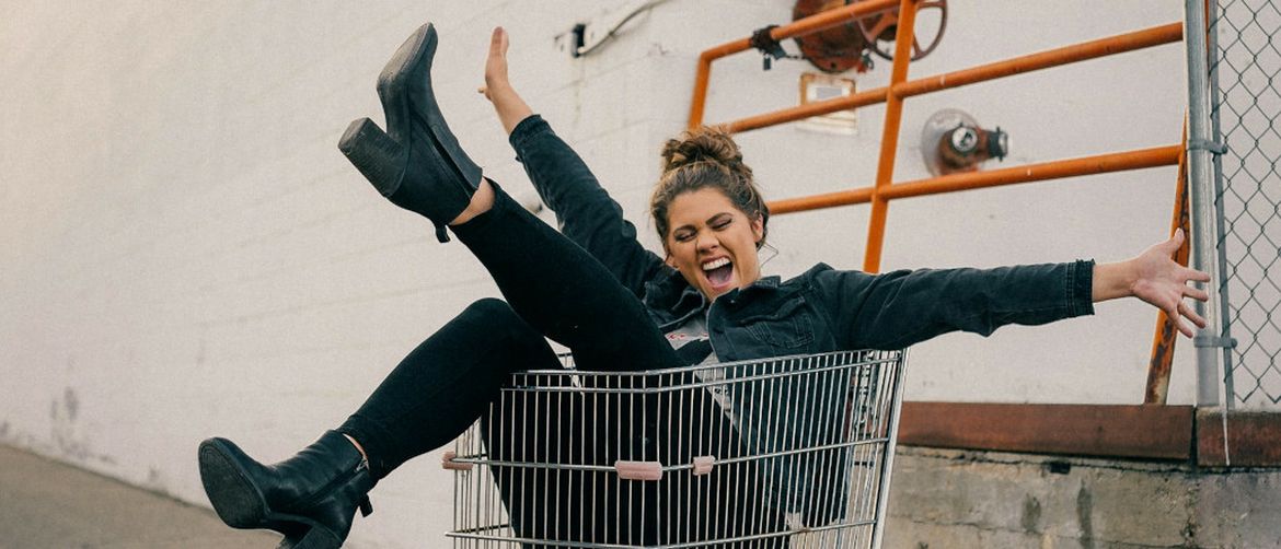 Djevojka u shopping kolicima