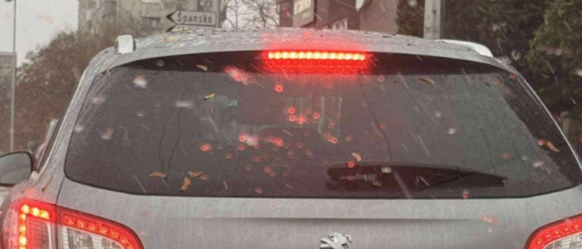 Vozilo iz Zagreba s bizarnom naljepnicom na registraciji