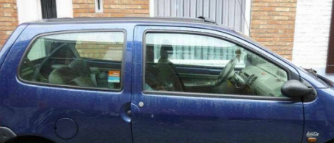 Automobil s neobičnim naplatcima ispred kuće