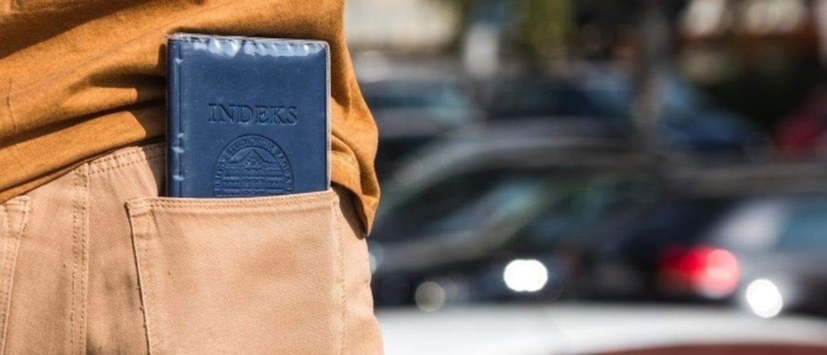 Student s indeksom u stražnjem džepu