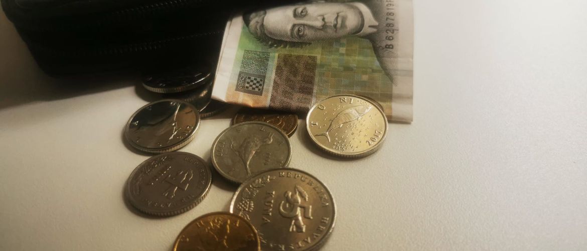 Puno plastike i kartica, malo keša...