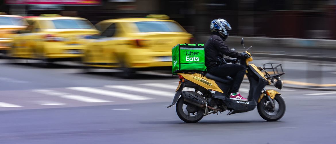 motociklist dostavlja za uber eats