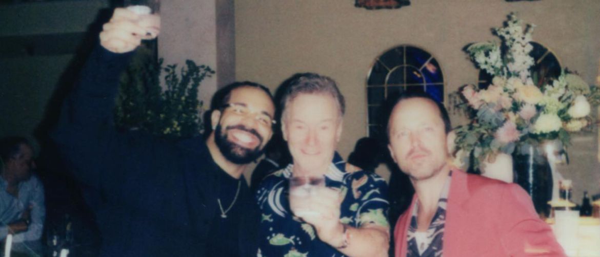 Reper Drake i glumci Aaron Paul i Bryan Cranston stoje i poziraju s pićem u ruci
