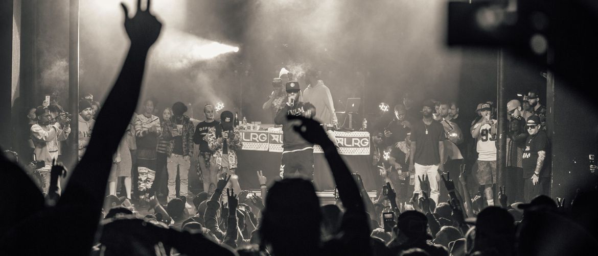 hip hop rap koncert u tijeku snimljen iz publike